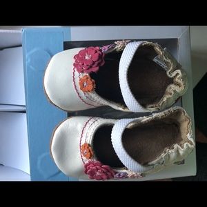 Baby girl shoes robeez